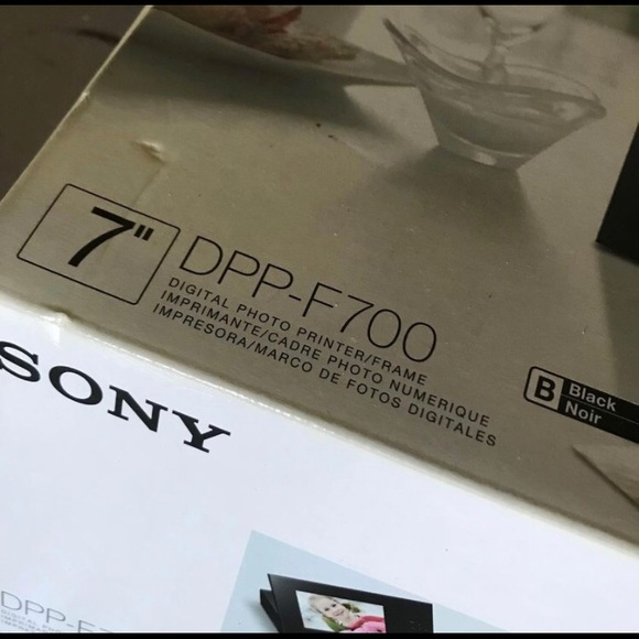 EUC Sony 7” digital photo frame/printer. - Picture 6 of 10